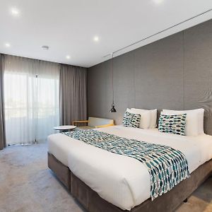 Deluxe Room One King Bed City side